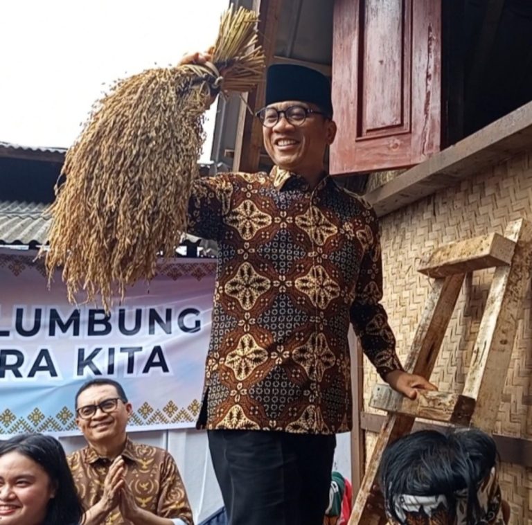 Bapak H. Yandri susanto. S. Pt...M.Pd Kemendes secara simbolis menaruh padi di lumbung LUBKITA desa majasuka