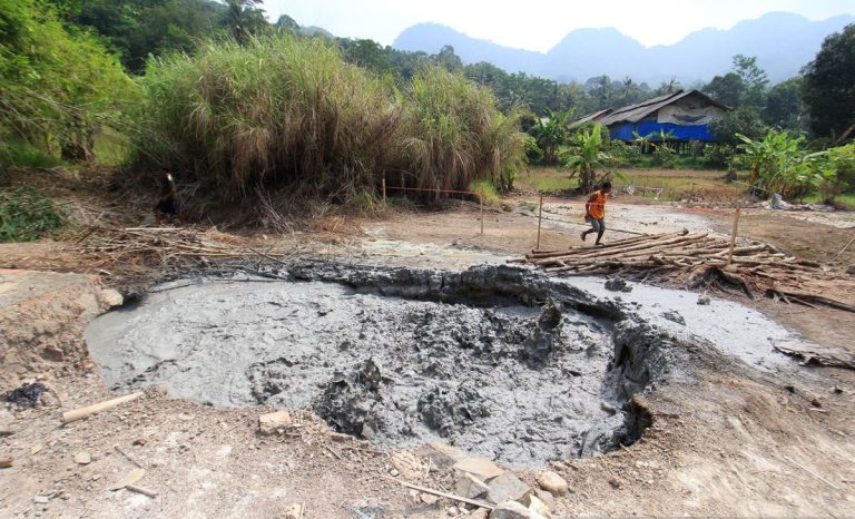 antarafoto-semburan-lumpur-di-cirebon-030621-da-6